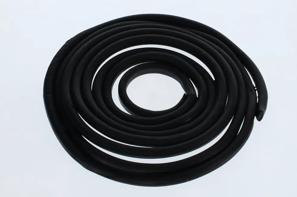 Schwarze Dichtschnur von Bosch, spiralförmig auf einem weißen Hintergrund angeordnet.